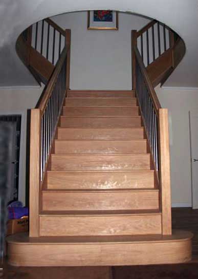 Oak T-shaped staircase - curved landing handrail